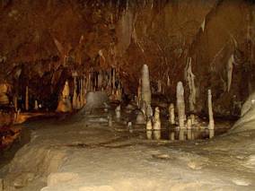 Nacieki (stalagmity) w jaskini