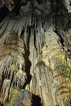 Kolumny i stalagmity w jaskini Melidoni