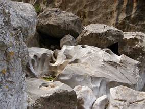 Erozja skał dna wąwozu